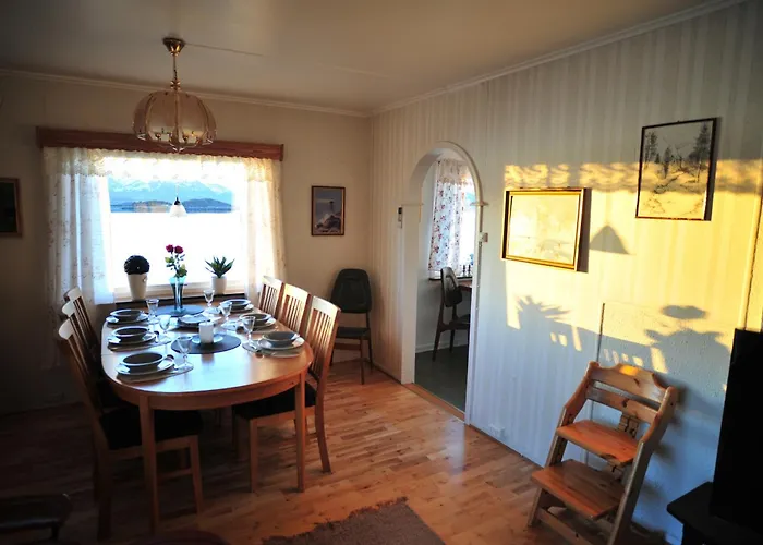Fredelig Med Naturskjonn Omgivelse, Midt I Lofoten