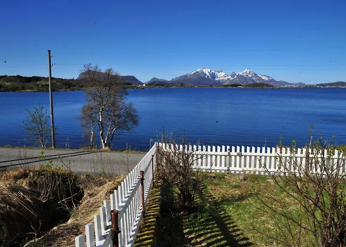 Fredelig Med Naturskjonn Omgivelse, Midt I Lofoten