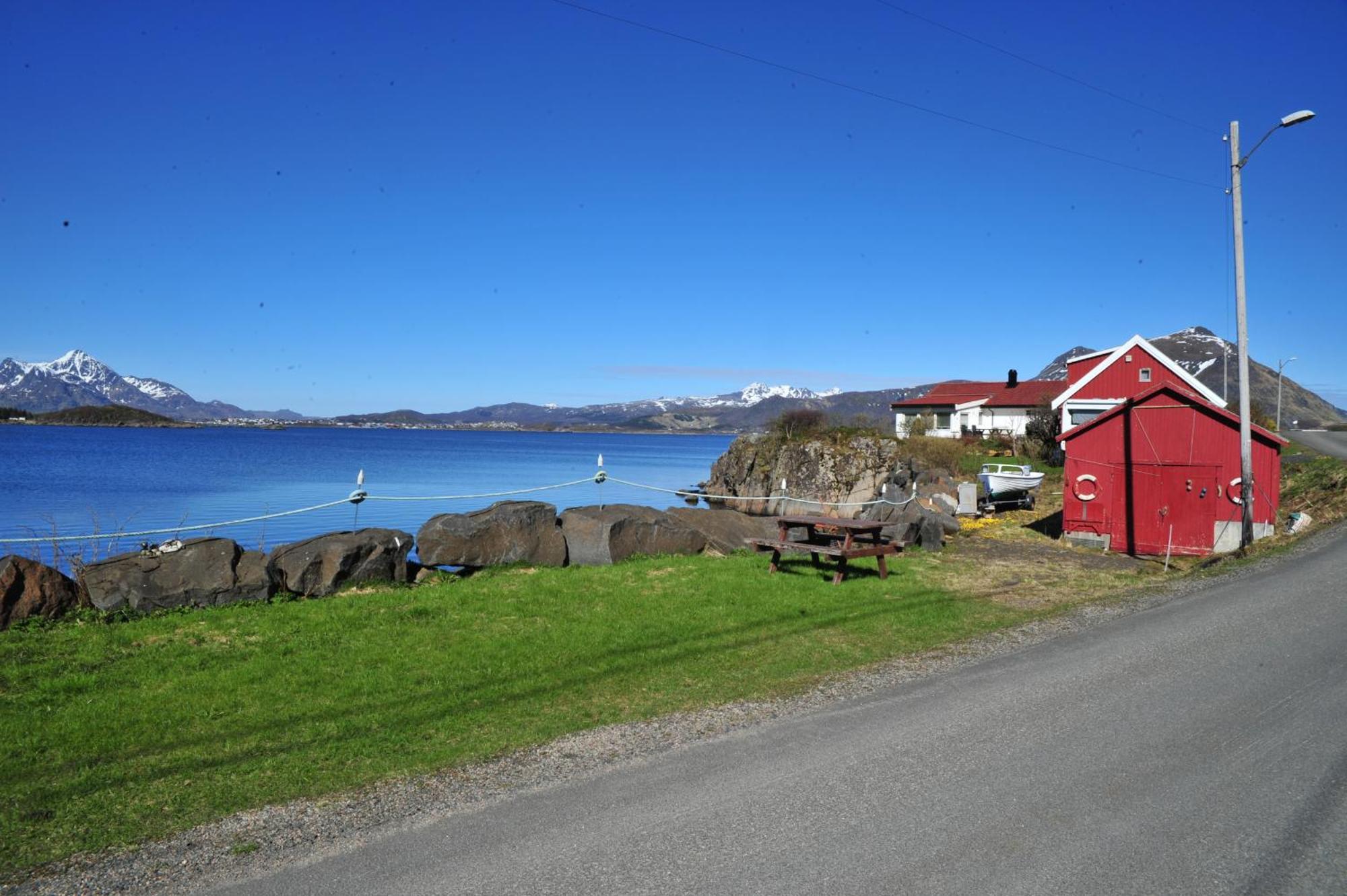 Fredelig Med Naturskjonn Omgivelse, Midt I Lofoten *