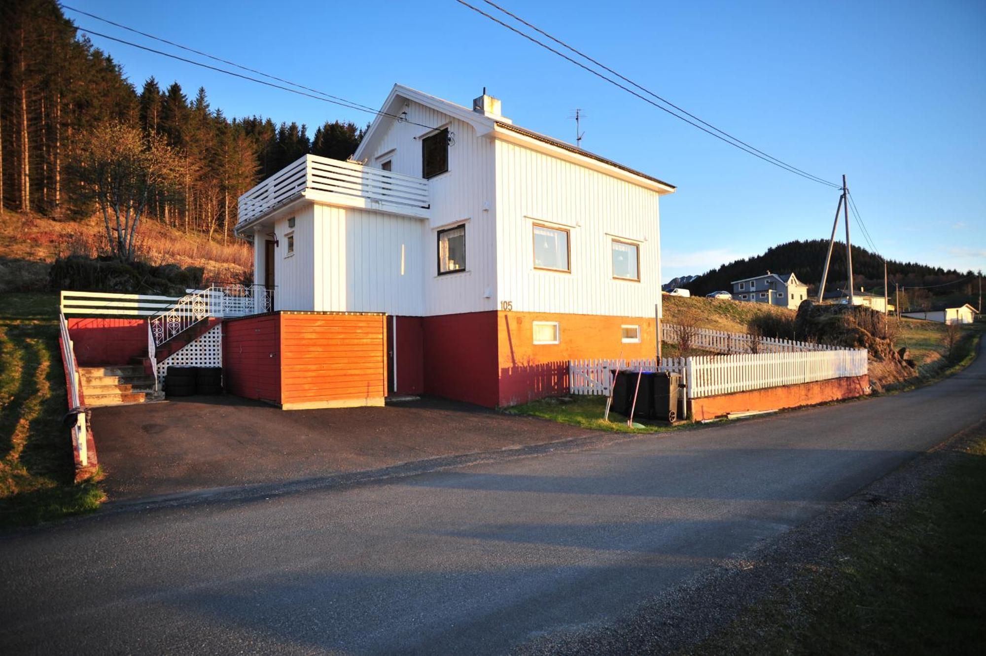 Fredelig Med Naturskjonn Omgivelse, Midt I Lofoten *