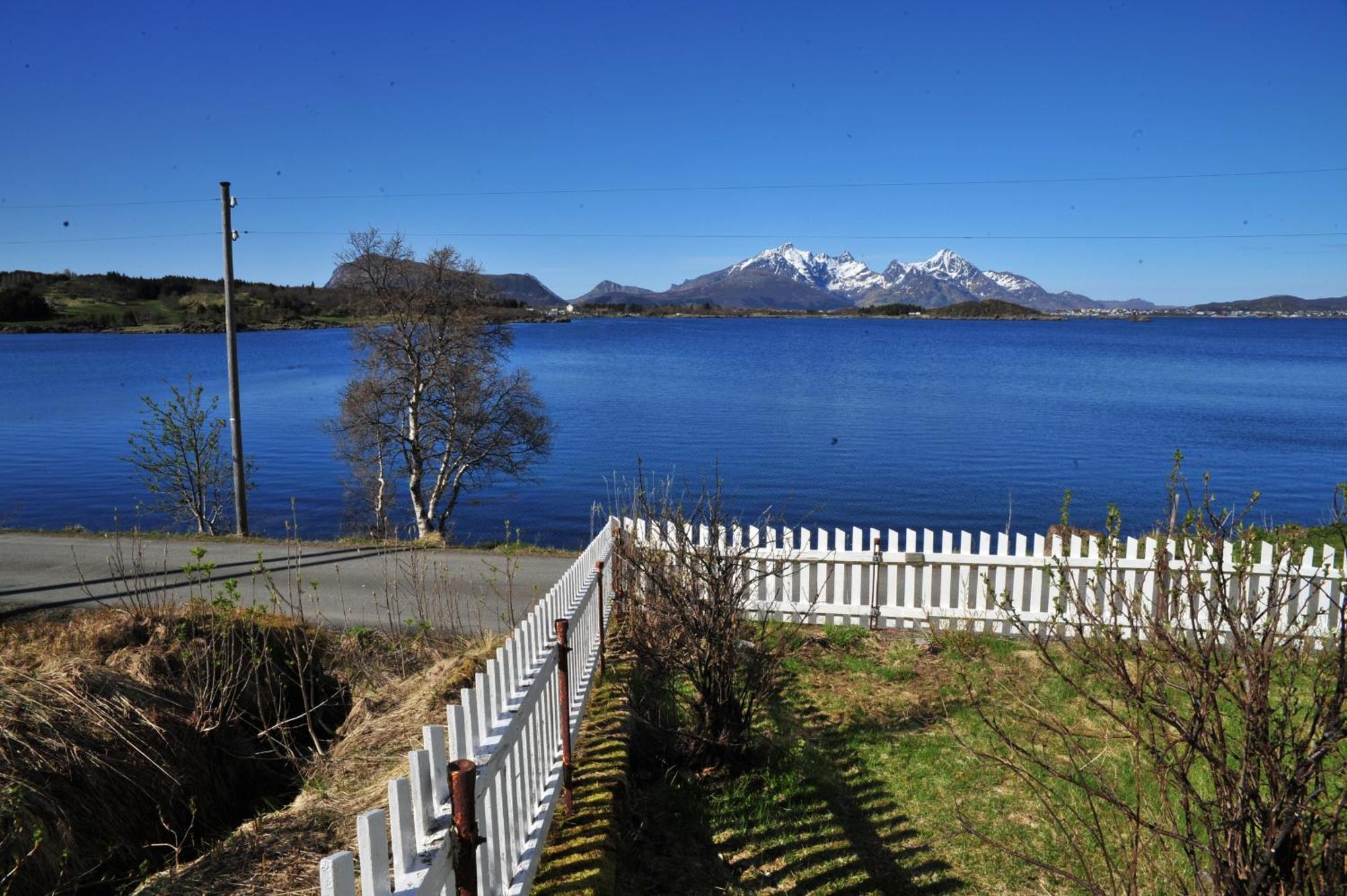 Fredelig Med Naturskjonn Omgivelse, Midt I Lofoten